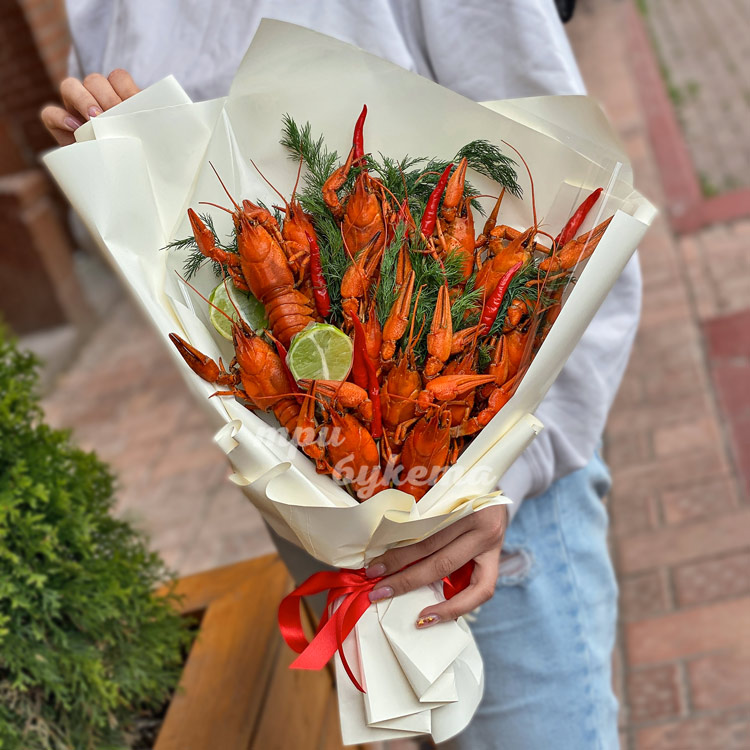 Букет из раков (500 гр) и перца (в руке)