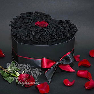 Сердце из 51 черной розы