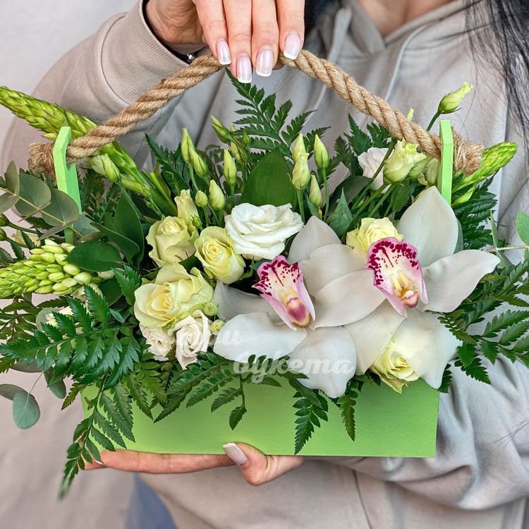 Орхидеи, розы и эустомы в ящичке (крупный план)