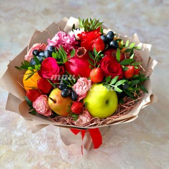 Букет из клубники, фруктов и цветов