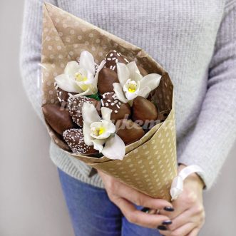 11 клубник в шоколаде с орхидеями
