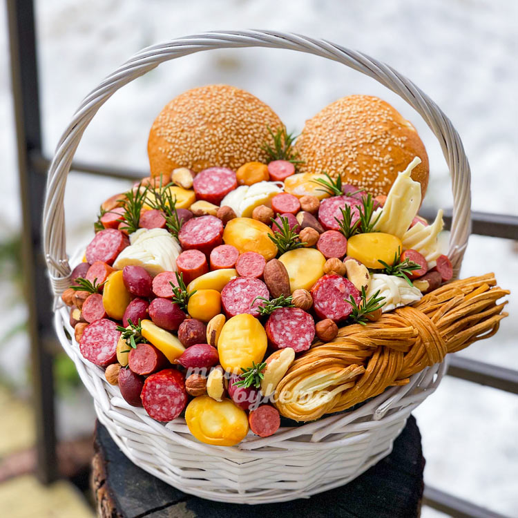 Корзина с колбасками, сыром и орешками (второе фото)