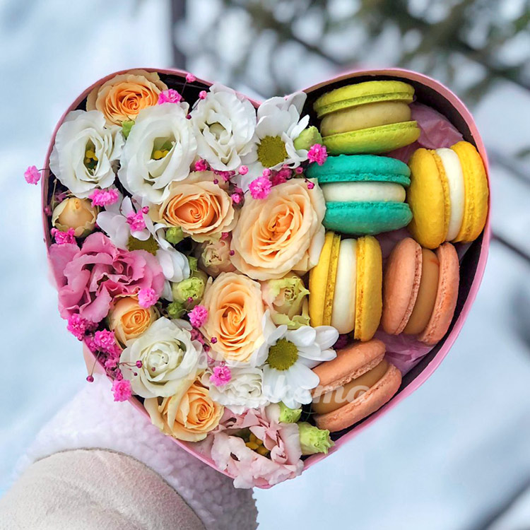 Сердце с цветами и 6 макарунами