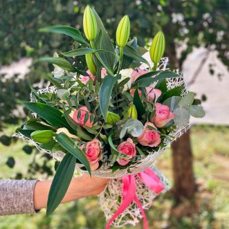 Букет белых и розовых роз с лилиями