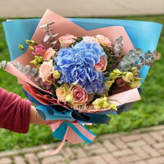 Букет из гортензии, роз и эвкалипта