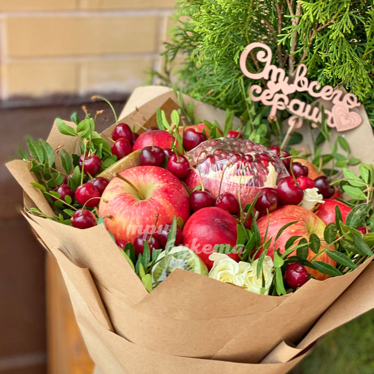 Букет из винограда, вишни и роз (на фоне кипариса)