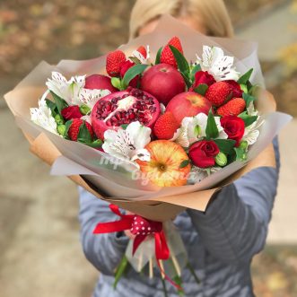 Букет из яблок и альстромерий