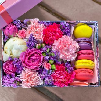 Гвоздики и лимониум с макарунами