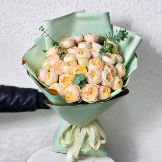 Букет из 35 персиковых пионовидных роз