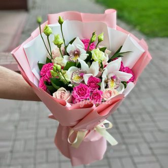 Букет из розовых роз и белых орхидей