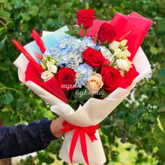 Букет красных роз и синей гортензии