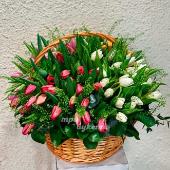 Корзина с разноцветными тюльпанами
