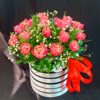 Пионовидные тюльпаны в коробке