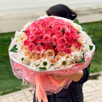 Пышный розовый букет роз и хризантем