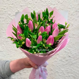 Розовый букет тюльпанов и альстромерий