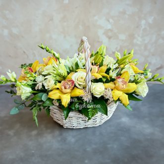 Корзиная белых роз с желтыми орхидеями