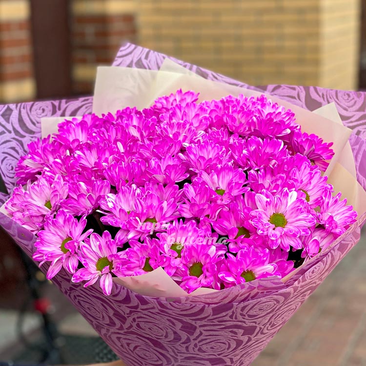 Яркий букет из розовых куст. хризантем (крупный план)