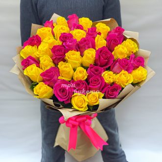 Букет из 45 желтых и розовых роз