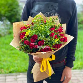 Букет красных кустовых роз с зеленью