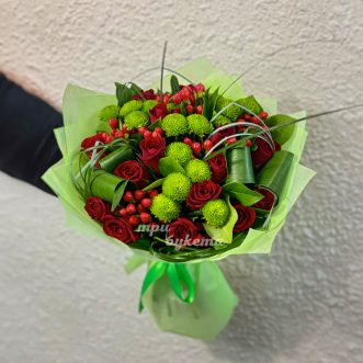 Букет зеленых хризантем и красных роз
