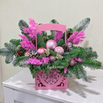 Розовый ящик с новогодним оформлением