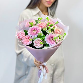 Букет розовых гербер, гвоздик и роз