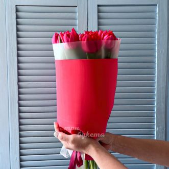 Букет 15 пионовидных тюльпанов цвета Фуксия