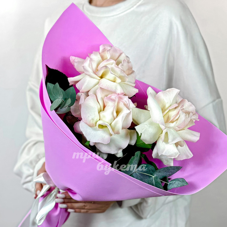 Мини-букет французских нежно-розовых роз (крупный план)