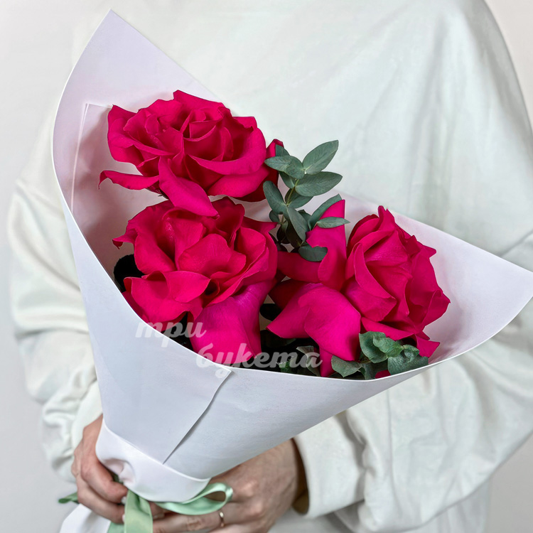 Мини-букет из розовых французских роз (крупный план)