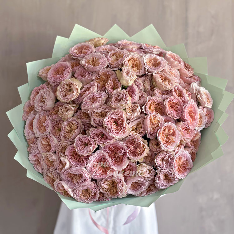 Букет пышных пионовидных кустовых роз (вид сверху)