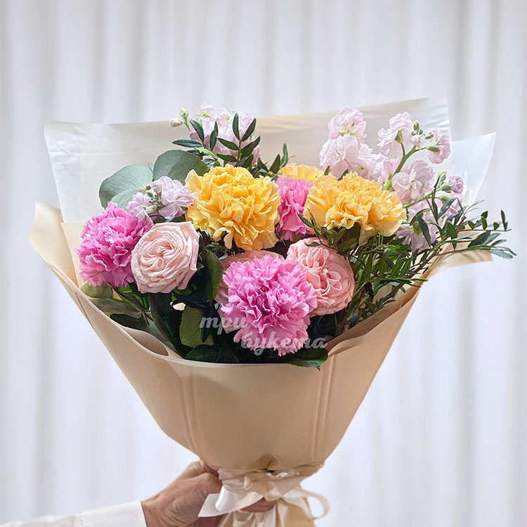 Букет ярких гвоздик, роз и маттиол (крупный план)