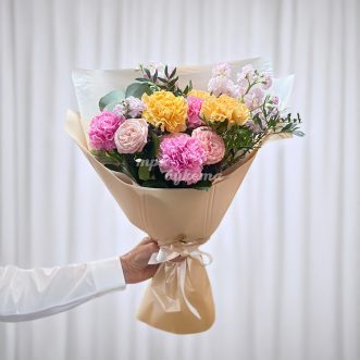 Букет ярких гвоздик, роз и маттиол Букет ярких гвоздик, роз и маттиол