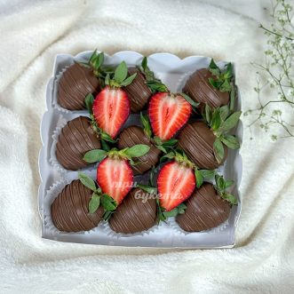 Коробка из 9 клубник в бельгийском шоколаде Коробка из 9 клубник в бельгийском шоколаде
