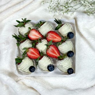 Коробка клубники в белом шоколаде с голубикой Коробка клубники в белом шоколаде с голубикой