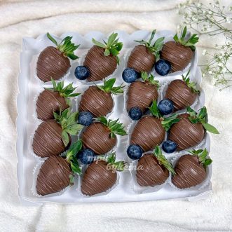 Коробка клубники в шоколаде с голубикой